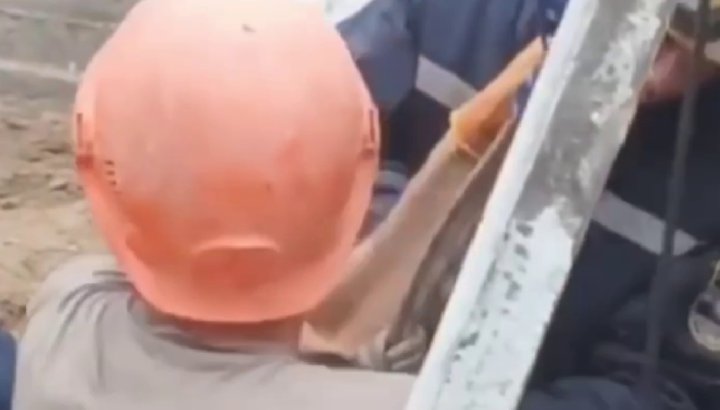 В Фергане сотрудники МЧС вытащили мужчину, который провалился в глубокий колодец