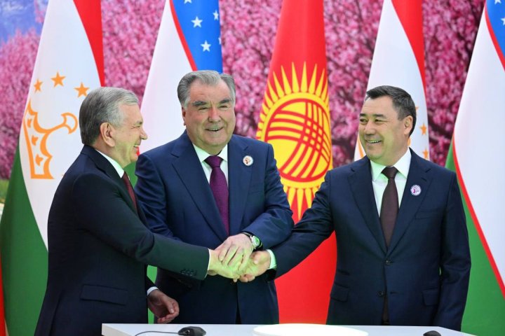 Узбекистан, Кыргызстан и Таджикистан закрепили границы и открыли символ дружбы