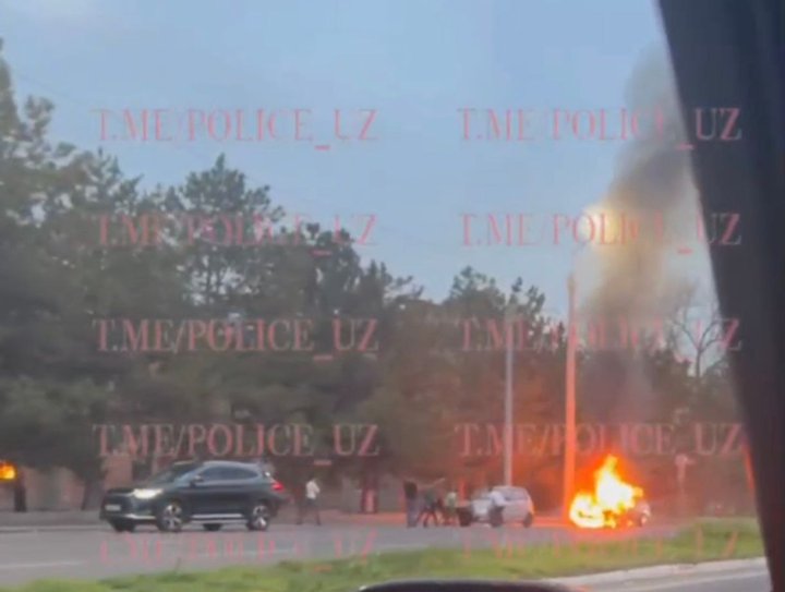 В Ташкенте сгорел автомобиль Nexia — видео