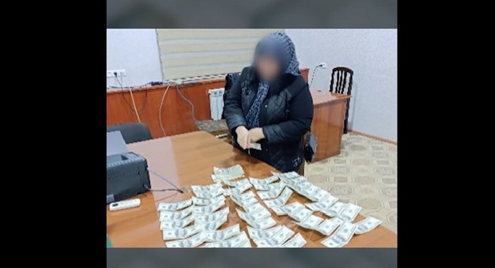 В Намангане задержали сотрудницу турфирмы при получении 10 тыс. долларов США