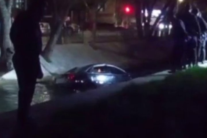В Ташкенте автомобиль Lacetti упал в канал Карасу — видео