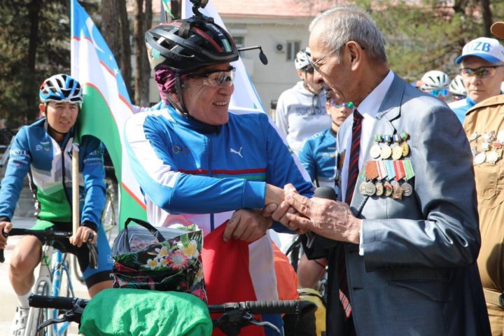 Певец из Узбекистана отправляется из Ташкента в Москву на велосипеде в честь 80-летия победы