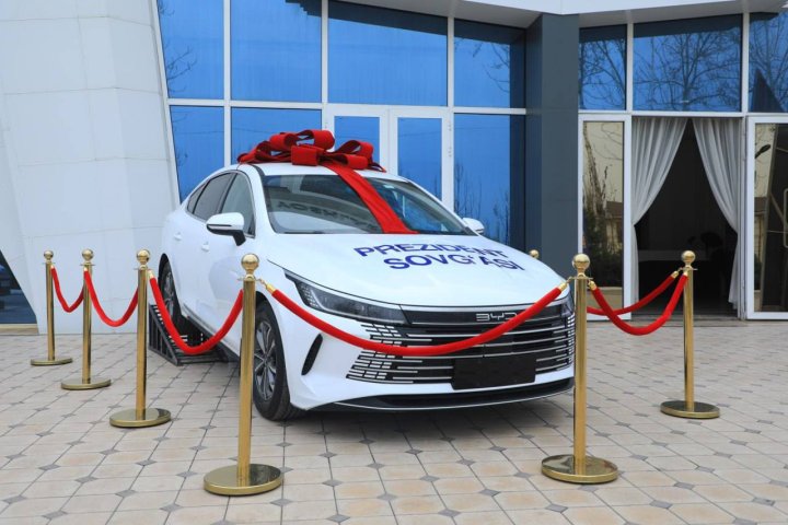 В Ташкенте ученица 8-го класса получила в подарок автомобиль «BYD»