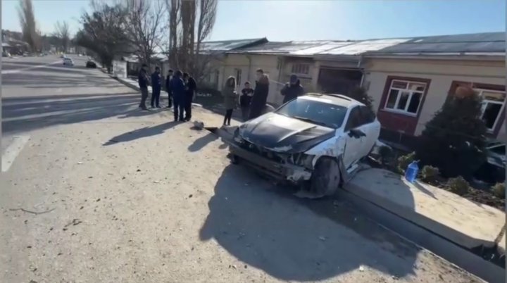 В Ташкентской области произошло ДТП с участием автомобиля Lexus