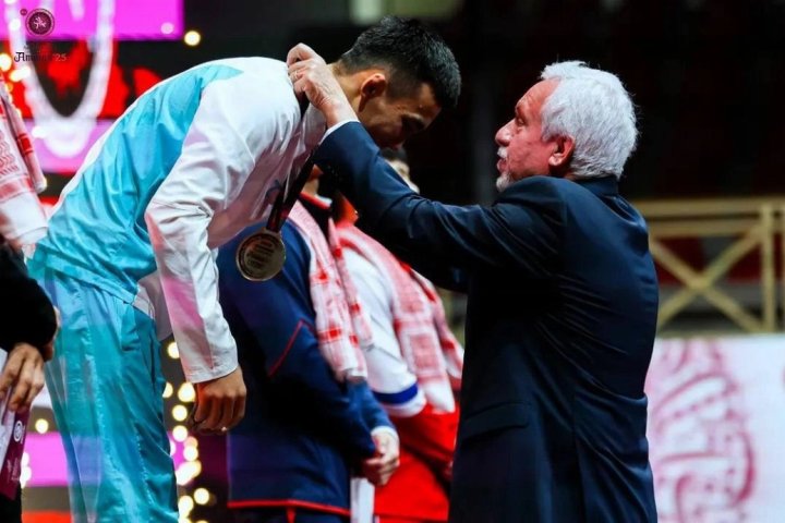 Узбекские борцы взяли 4 медали на ЧА в Иордании