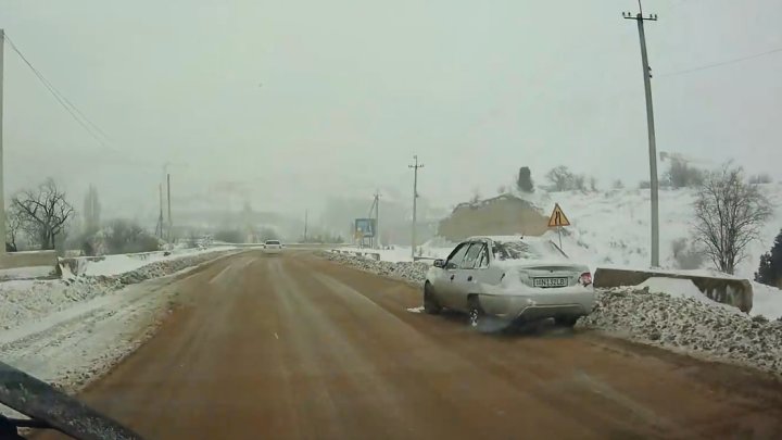 В социальных сетях требуют наказать водителя автомобиля «Nexia-2», из которого выбрасывали пакеты с мусором в Чимгане