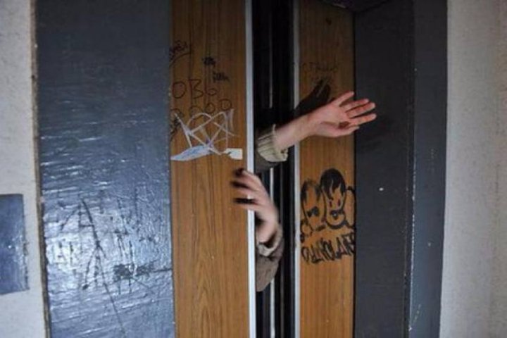 В Карши четверо детей оказались в ловушке заблокированного лифта