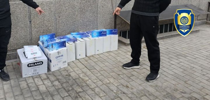 В Фергане задержали двух мужчин, которые торговали контрабандными сигаретами