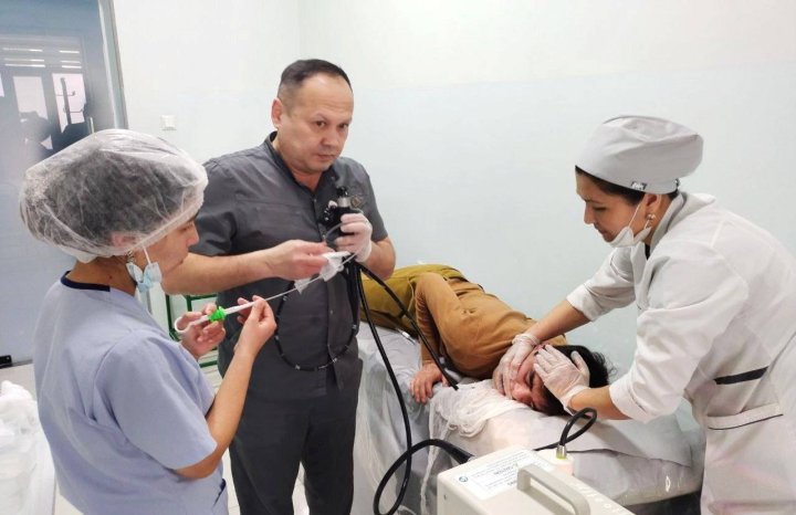 В Бухаре спасли парня, который проглотил булавки и шурупы