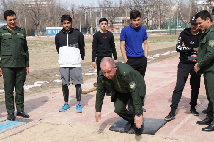 В Ташкенте сотрудники таможни приняли участие в спортивных соревнованиях с десятиклассниками