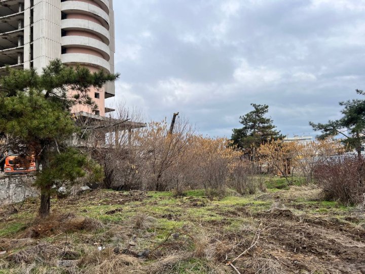 Экологи изучили ситуацию связанную со строительным мусором, сбрасываемым со сносимой гостиницы Чорсу