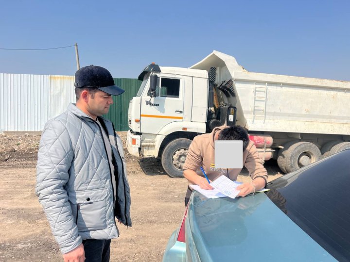 В Яшнабадском районе водитель самосвала сбрасывал строительный мусор в неположенном месте