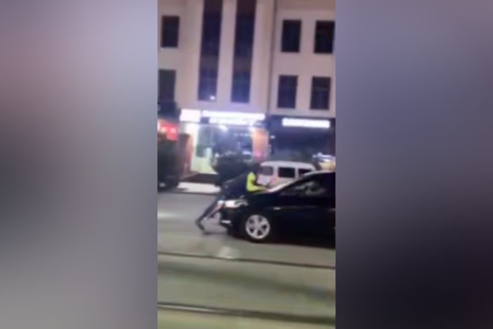 В Самарканде водитель прокатил на капоте инспектора ДПС — видео