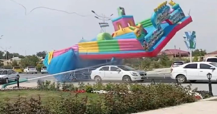 В Навоийской области детский батут улетел от сильного порыва ветра - видео