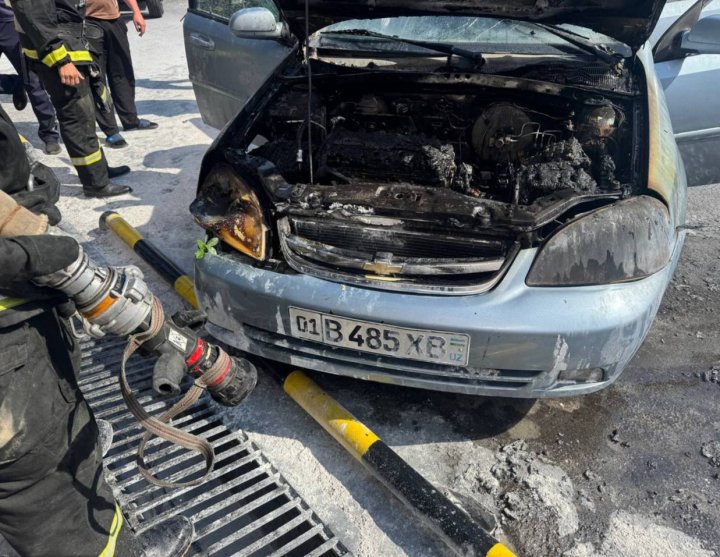 В Юнусабадском районе загорелся автомобиль «Lacetti»