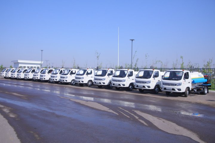 В Наманган доставили 14 единиц спецтехники для облагораживания территории