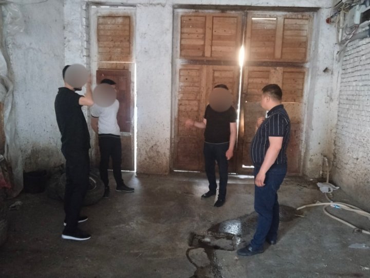 В Самарканде вода в канале окрасилась в красный цвет