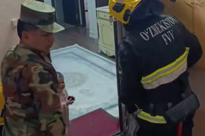 В Сергелийском районе спасателям пришлось помогать мальчику, который остался один в квартире