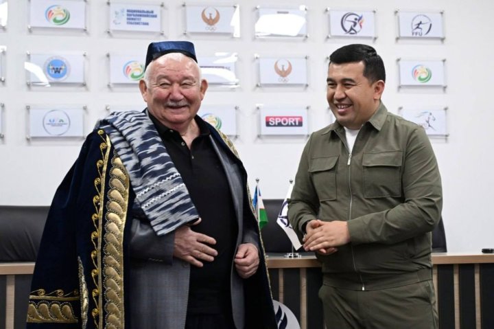 Узбекский футболист Остон Урунов подарил своему первому тренеру автомобиль