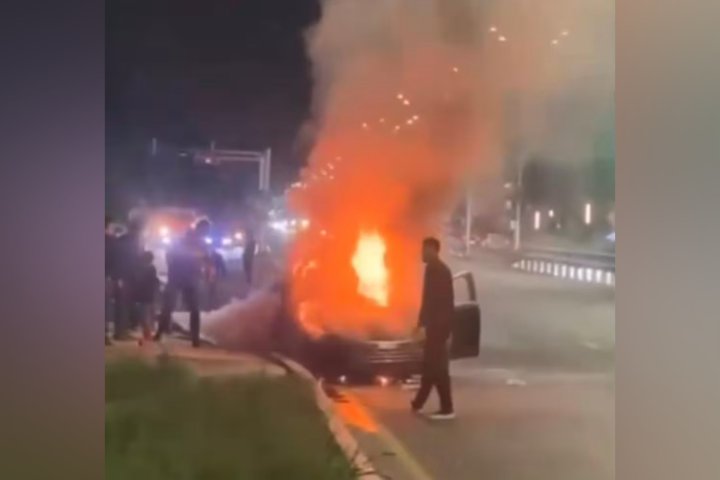 В Ташкенте электрокар после столкновения с бетонным ограждением охватило пламя — видео