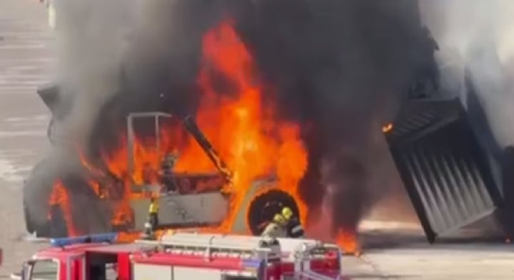 На одном из складов Алмазарского района полностью сгорел «кальмар»