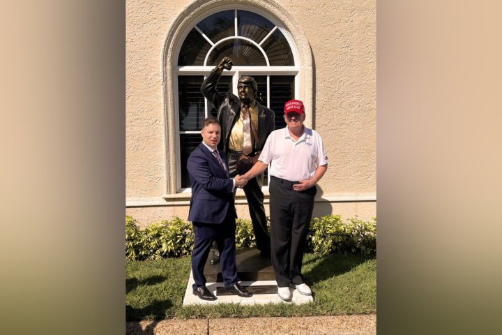 Трамп в собственном гольф-клубе открыл памятник самому себе