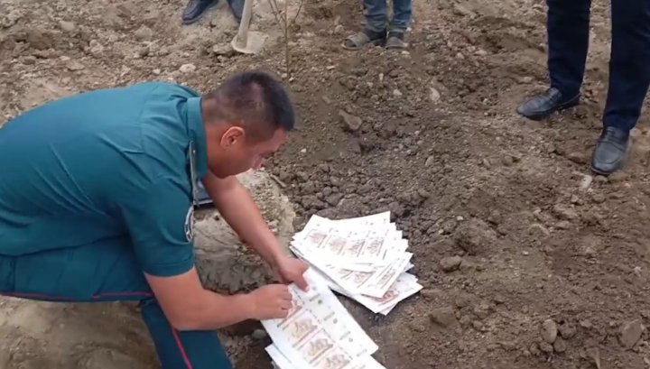 В Самарканде мужчина попытался «переписать» историю Буратино: он закопал марихуану и фальшивые деньги