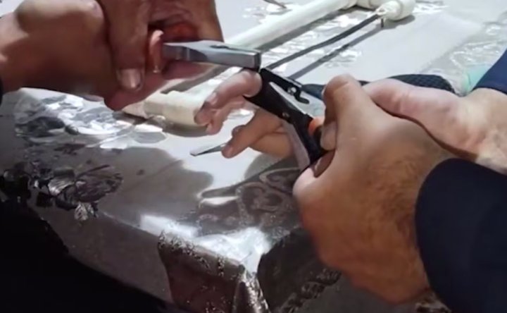 В Нукусе палец мальчика застрял в ответной планке дверного замка - видео