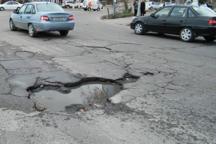 Президент Узбекистана обратил внимание на отвратительное состояние дорог в Ташкенте