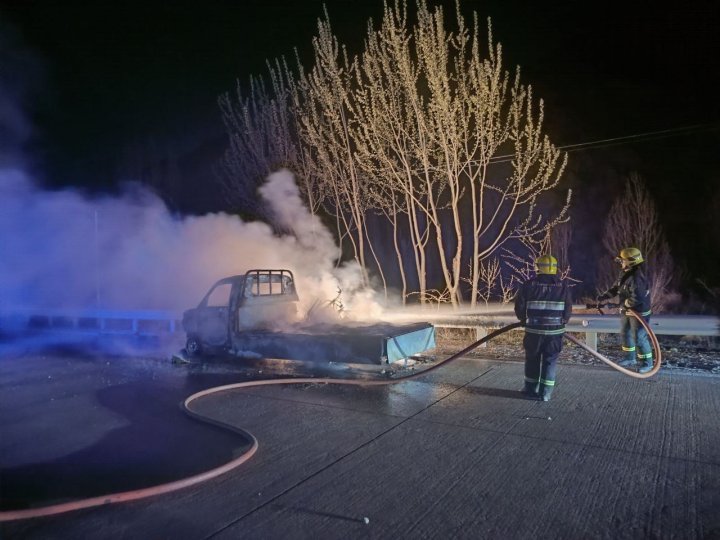 На перевале «Камчик» полностью сгорел мини-грузовик, который перевозил велосипеды и электроскутеры