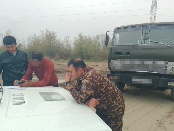 В Сырдарье водитель грузовика получит крупный штраф за перевозку песчано-гравийной смеси, незаконно добытой из русла реки