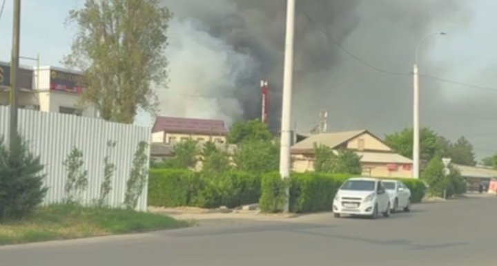 12 пожарно-спасательных расчётов полтора часа тушили склад в Мирабадском районе