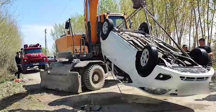 В Намангане отец передал управление автомобилем своей 16-летней дочери: погибли её мать и сестрёнка