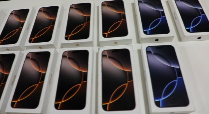 Пассажир авиарейса из Абу-Даби придумал способ незаконно ввезти в Узбекистан более 20 телефонов «iPhone»