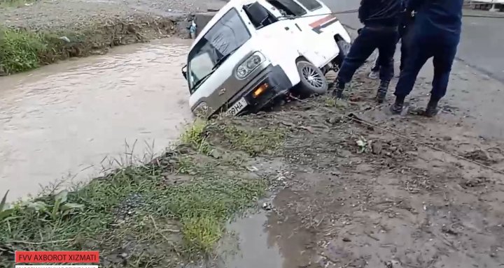 В Джизаке сотрудникам МЧС пришлось доставать из канала автомобиль «Damas»