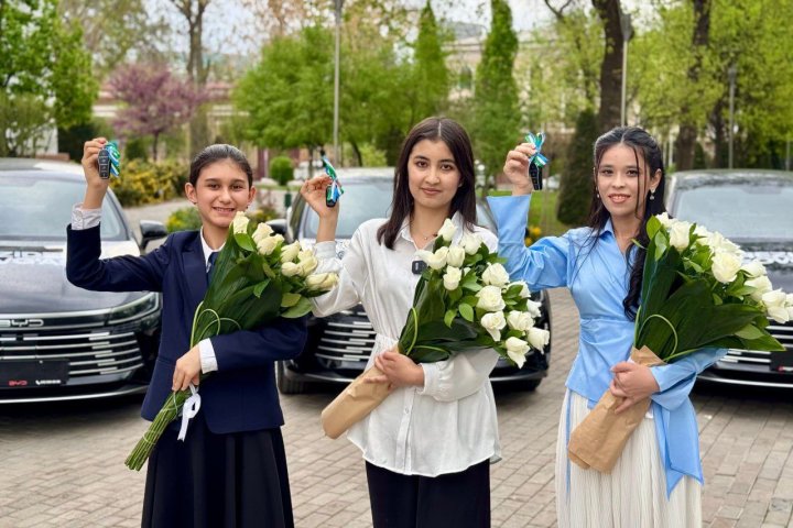 В Ташкенте школьнице подарили BYD Chazor