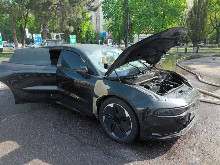 В Ташкенте загорелся электромобиль «ZEEKR», его тушили почти час