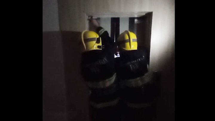 Из-за отключения света в Мирзо-Улугбекском районе женщина с ребёнком застряла в лифте