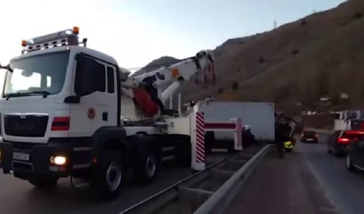 На перевале «Камчик» произошло ДТП с участием грузовика