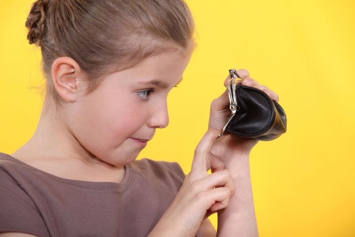 Стало известно, сколько денег узбекистанцы дают своим детям в школу