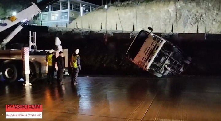 На перевале «Камчик» перевернулся грузовой автомобиль «Isuzu»