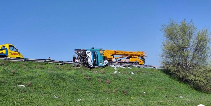 В Ахангаранском районе столкнулись два грузовика и две легковушки