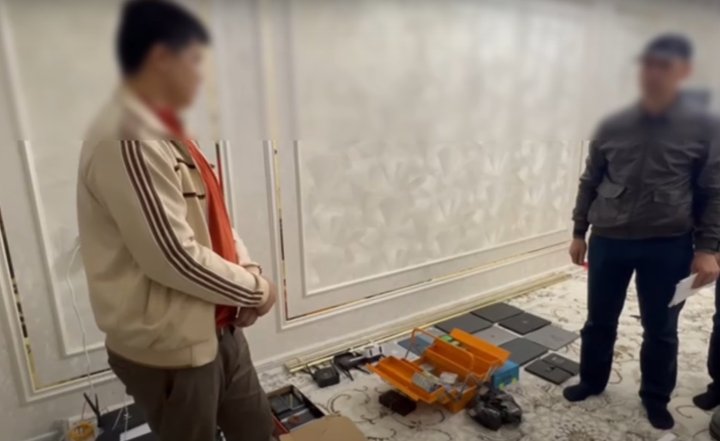 У лже-трейдера из Ургенча выявили более 1 100 банковских пластиковых карт