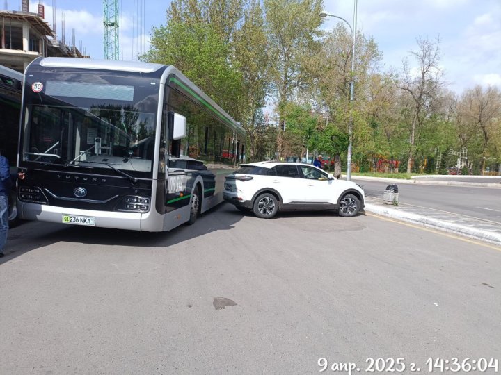 В Узбекистане ужесточат штрафы за езду машин по тротуарам