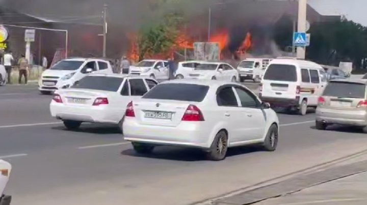Семь пожарно-спасательных расчётов направлены на тушение сильного пожара в Ташкентской области