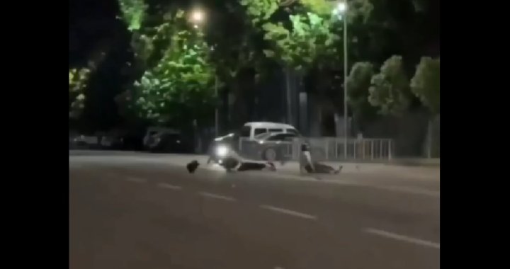 В Ташкенте водитель мотоцикла не справился с управлением, двое пострадавших - видео