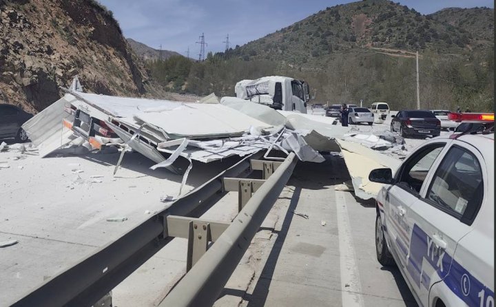 На перевале Камчик грузовик попал в ДТП — видео