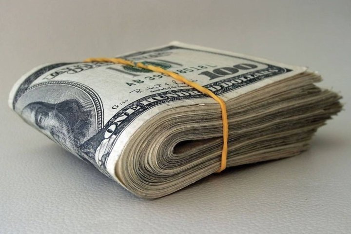 Сум «подвинул» доллар