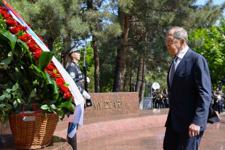 Глава МИД России Сергей Лавров отметил отсутствие надписи на русском у Вечного огня в Самарканде