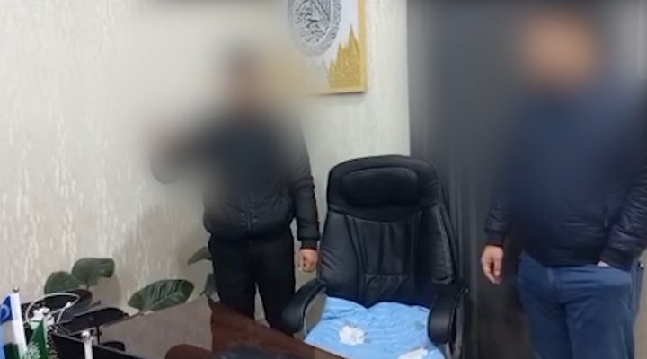 Мошенник из Сурхандарьи представился директором несуществующей турфирмы и присвоил деньги граждан